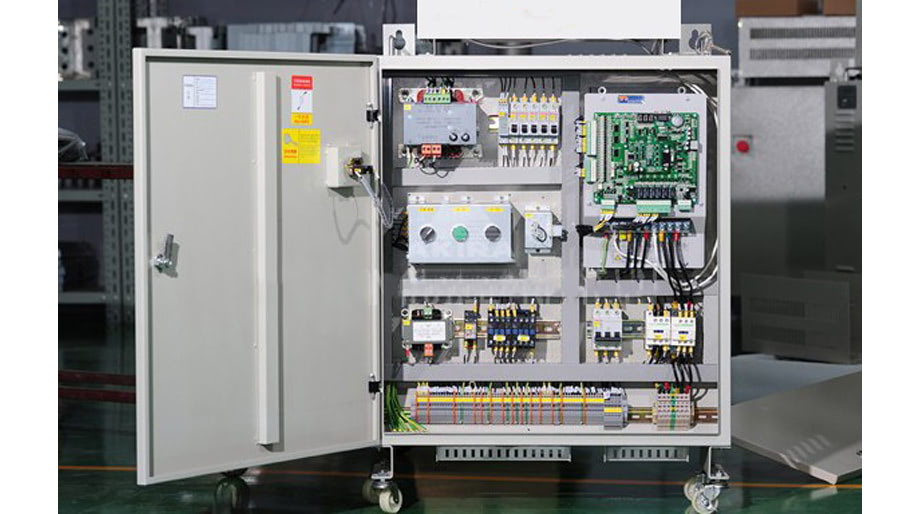 Tủ điều khiển điện công nghiệp mở cửa, bên trong lắp đặt mạch điện, bo mạch và thiết bị đóng cắt